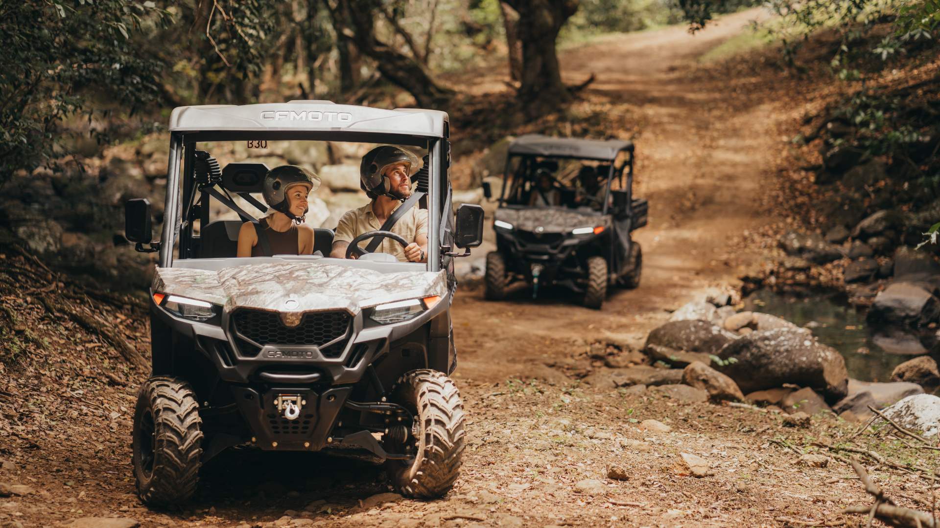 L’équipe faisant du quad dans la réserve naturelle de Bel Ombre, explorant les paysages pittoresques de l’île Maurice