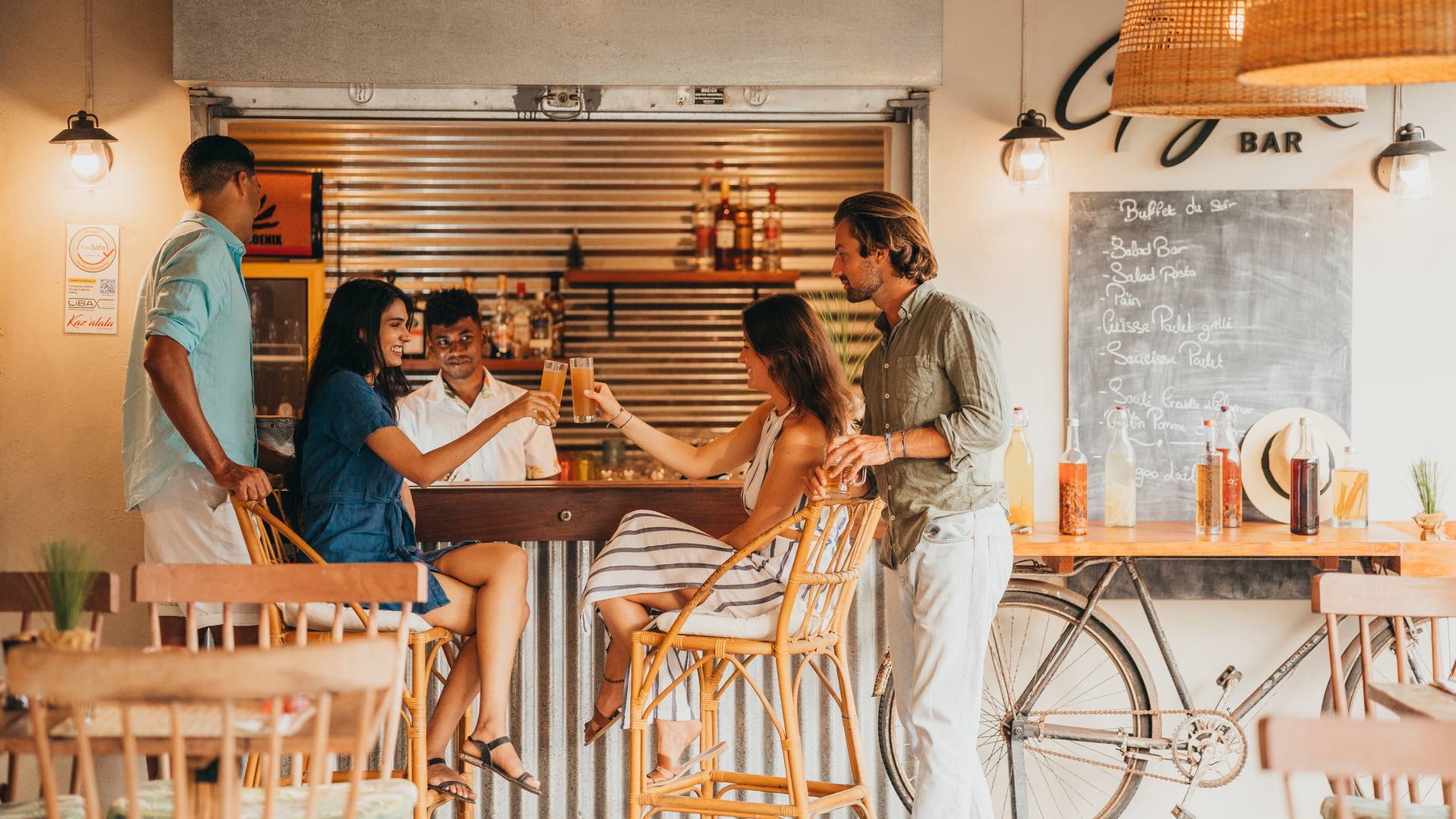 Un groupe de collègues dansant et s’amusant lors d’une retraite de bureau à Maurice