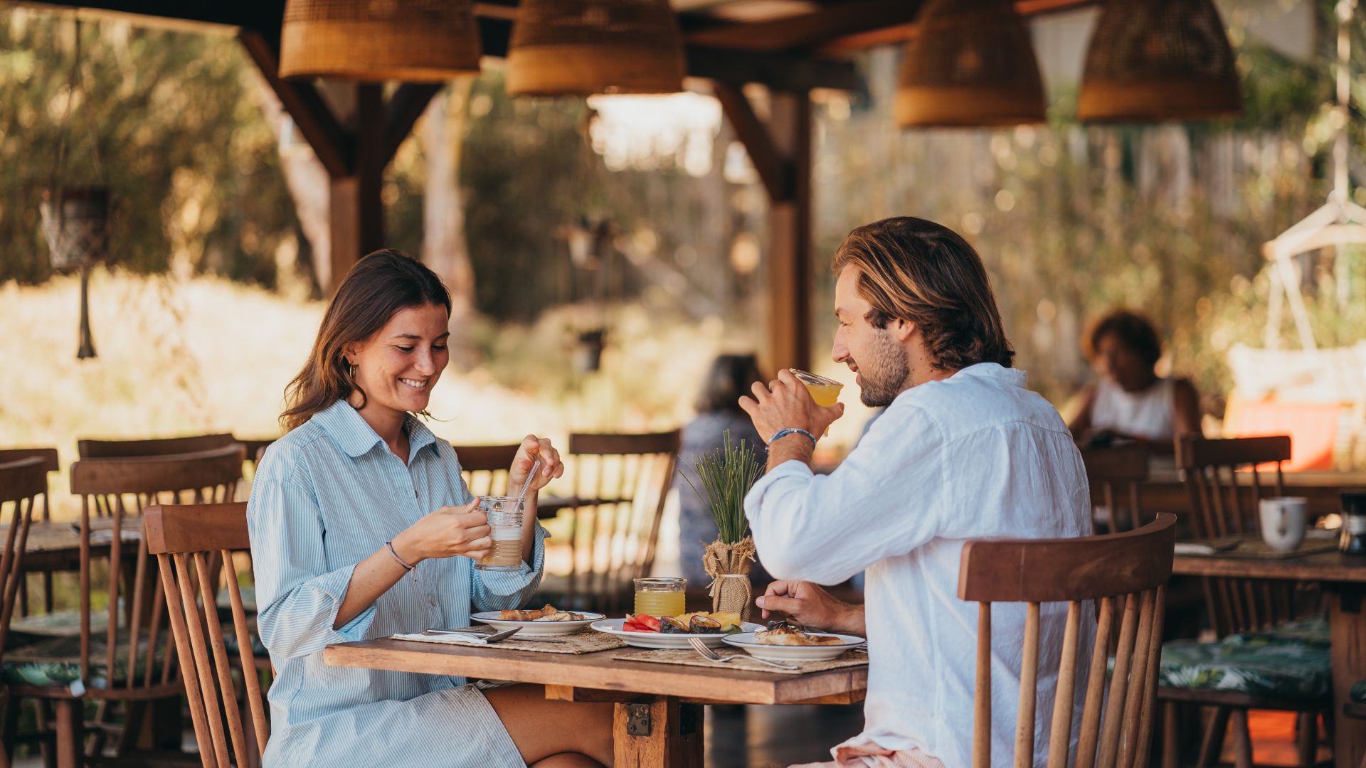 Couple prenant le petit-déjeuner à Kaz’alala à l’île Maurice