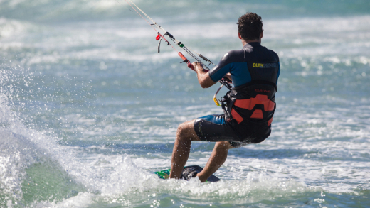 Kitesurf à l’île Maurice, pratiqué sur un lagon aux eaux turquoise