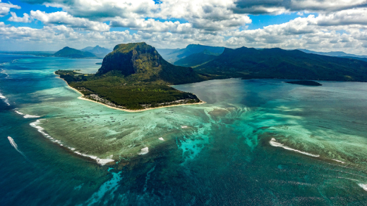 Vue aérienne de la cascade sous-marine au large de l’île Maurice