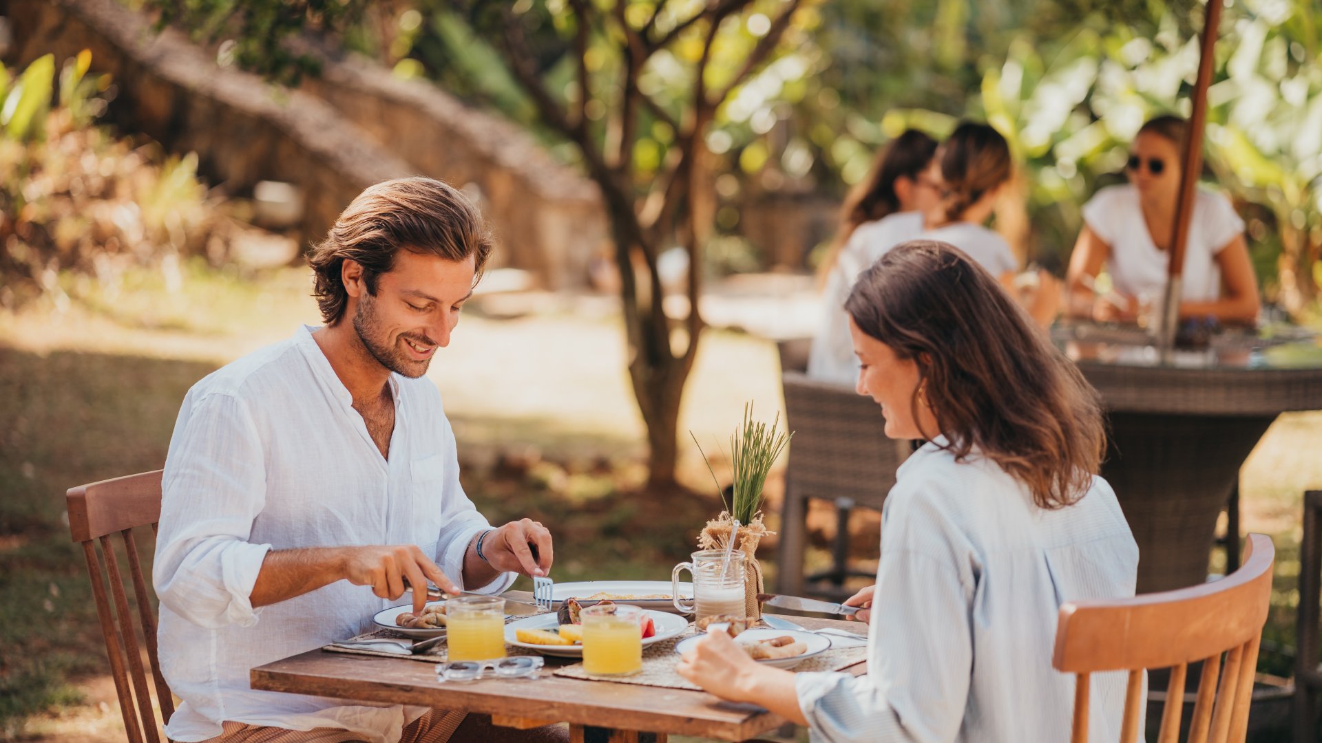 Dégustation d’un repas créole traditionnel sous un manguier à Kazalala, dans le sud de l’île Maurice
