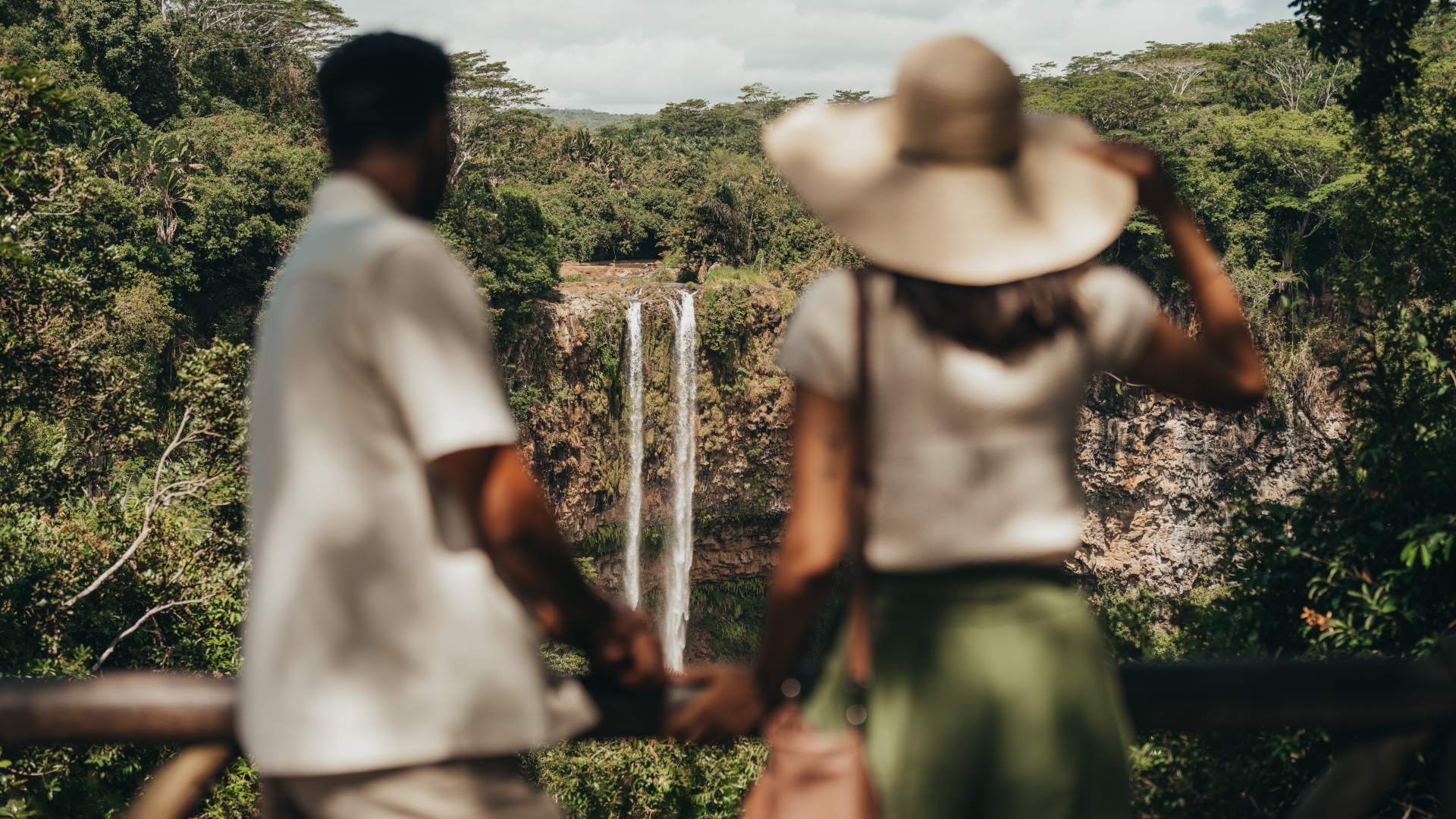Couple observant les chutes de Chamarel à l’île Maurice