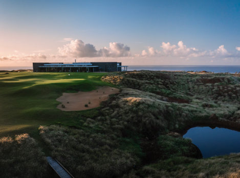 Panoramic view of La Réserve Golf Links in Bel Ombre, surrounded by lush green hills