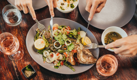 Plat traditionnel mauricien servi à Kazalala, Bel Ombre, mettant en valeur les saveurs locales et la cuisine créole authentique